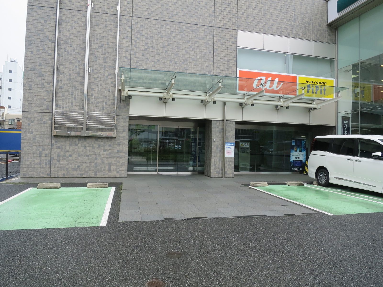 オフィスビル出入り口