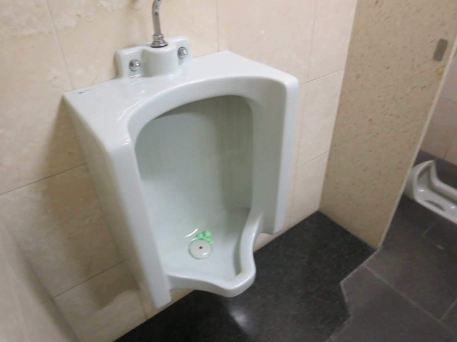 共用部の男性用トイレ