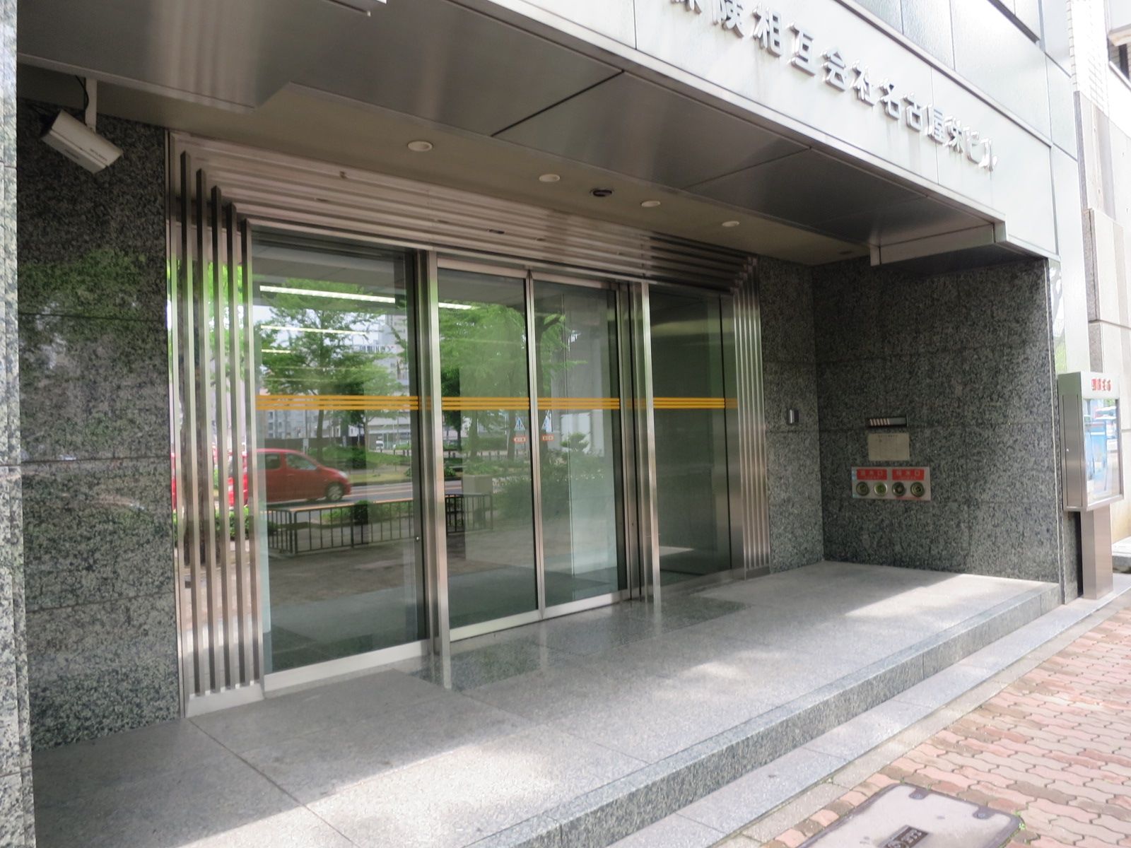 オフィスビル出入口