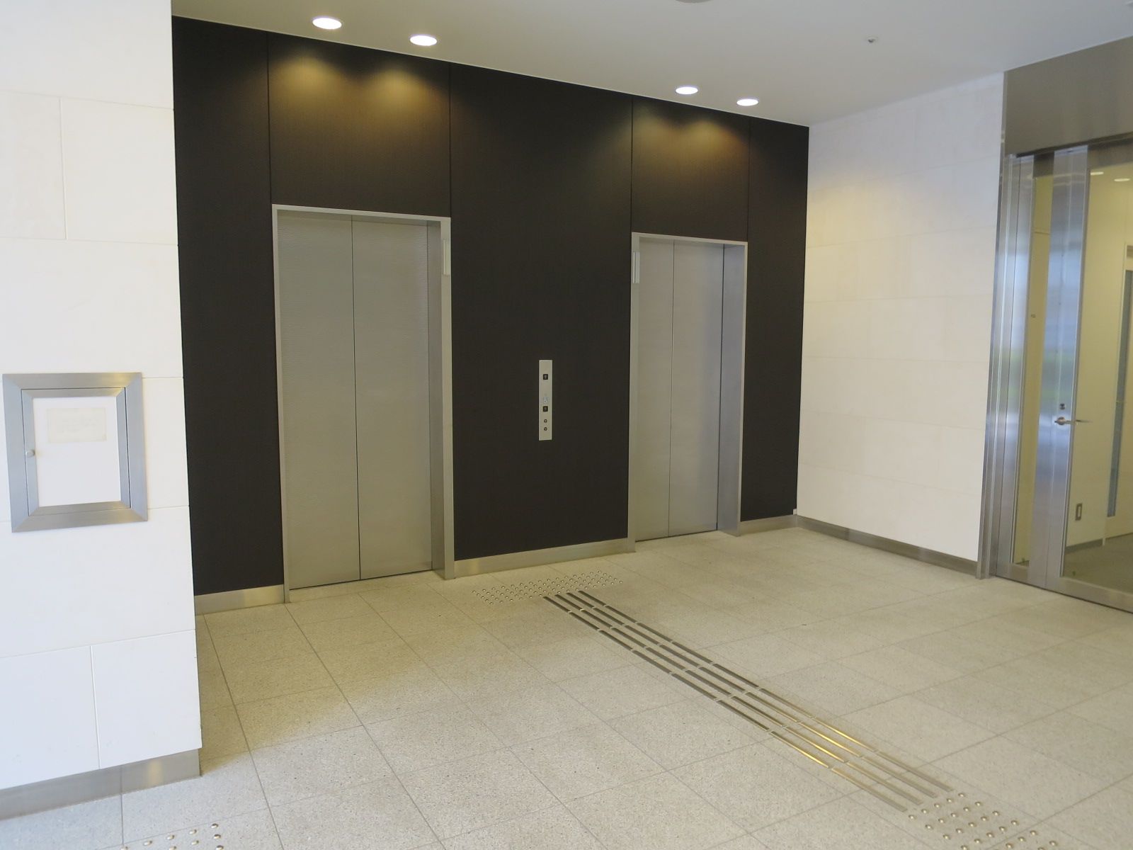 エレベーター2基搭載