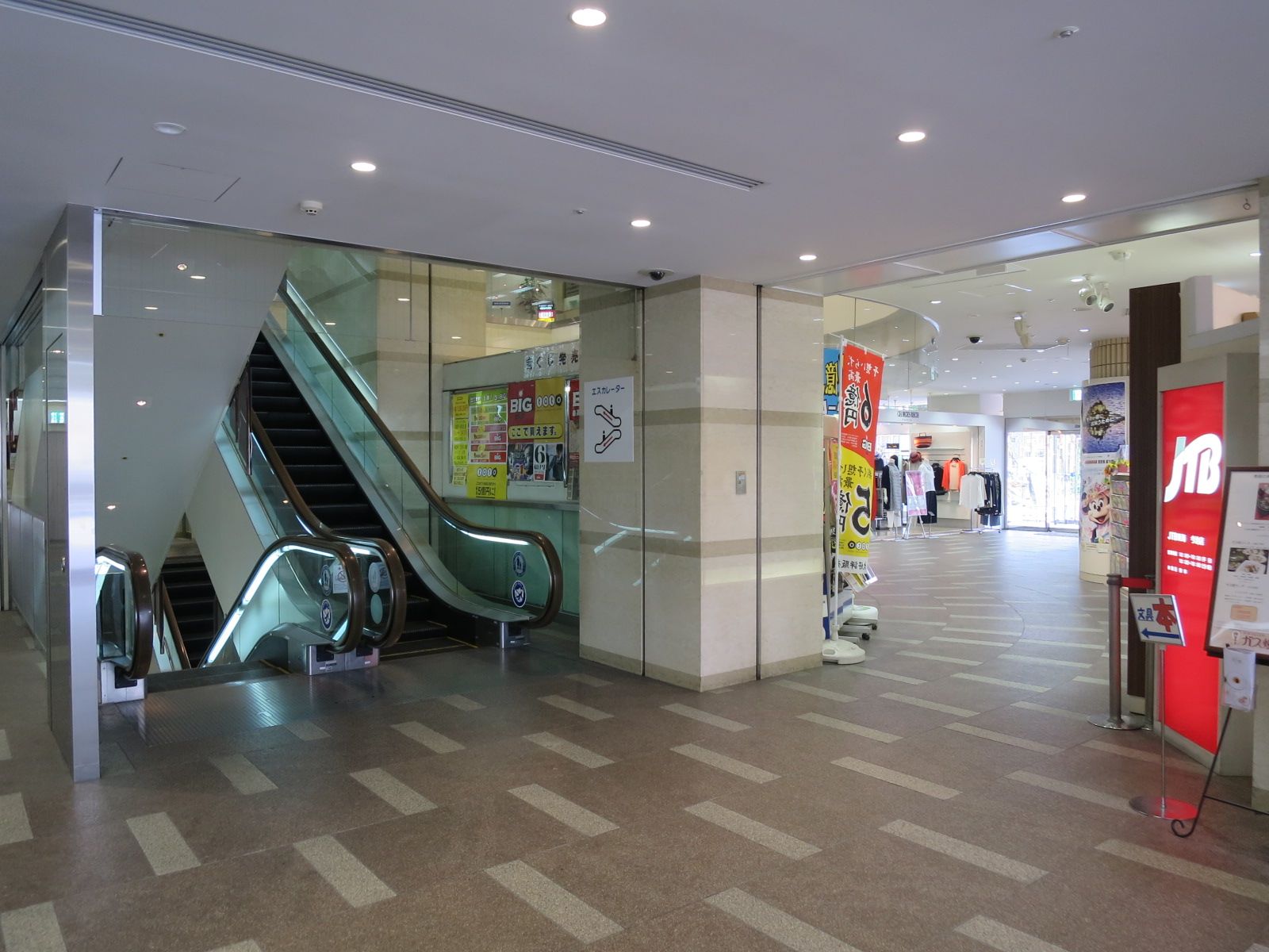 店舗が多く営業する1階エントランスホール