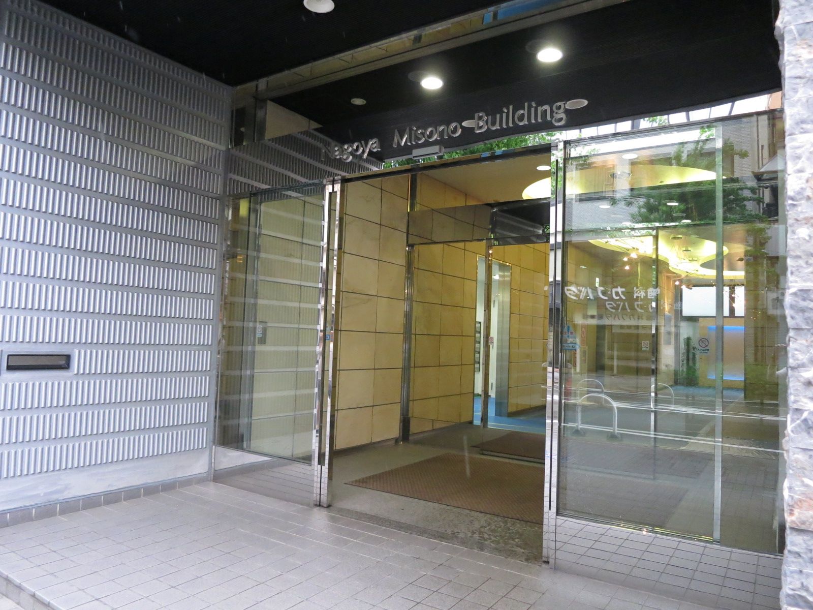 オフィスビル出入口