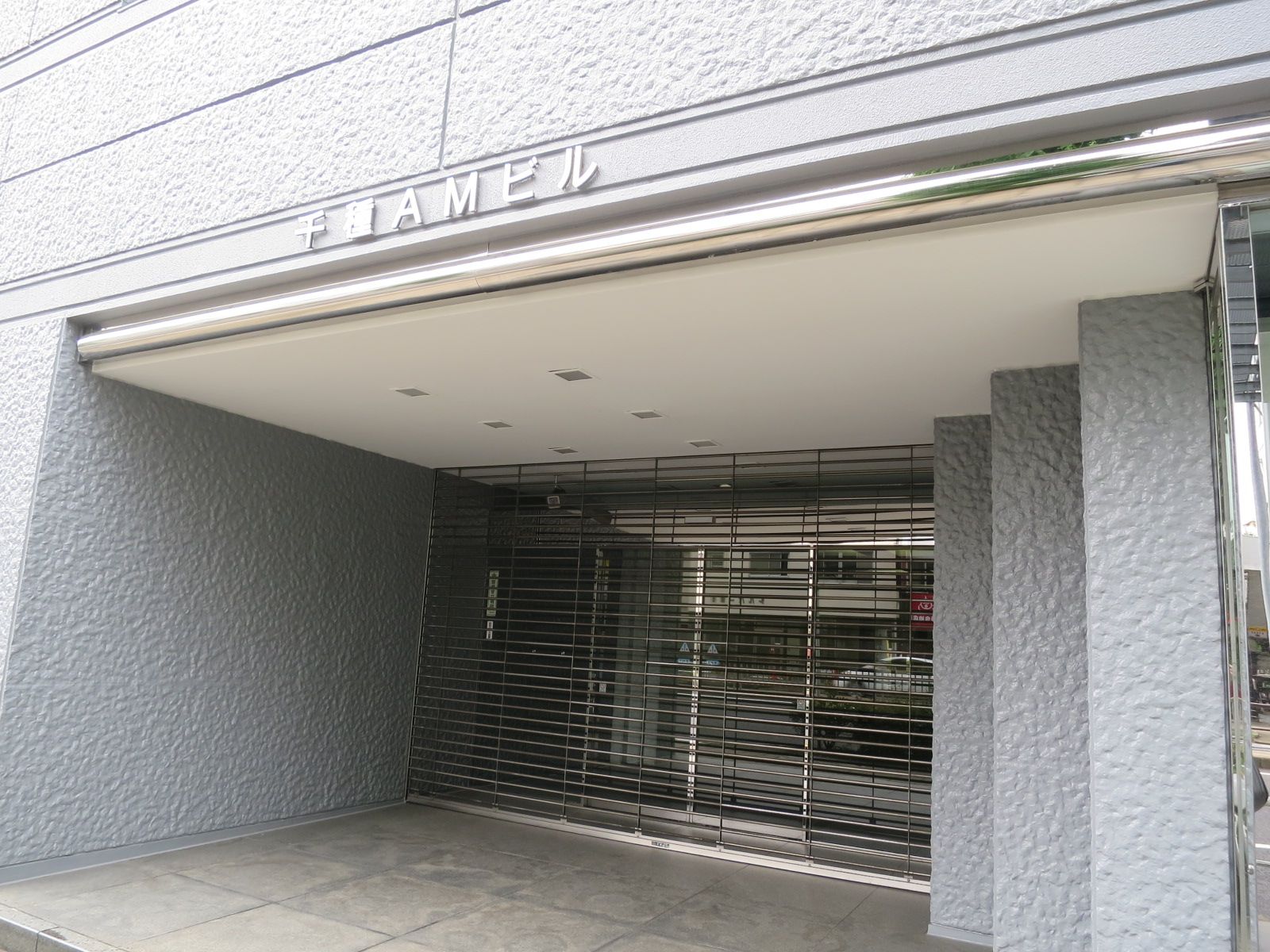 オフィスビル出入口
