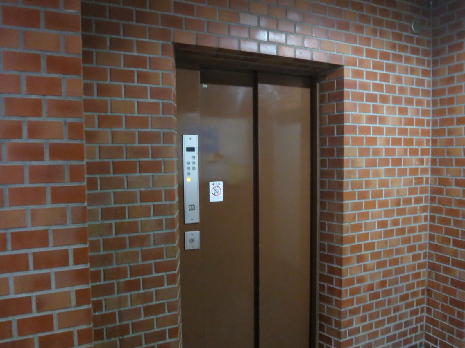 レトロなエレベーターホール