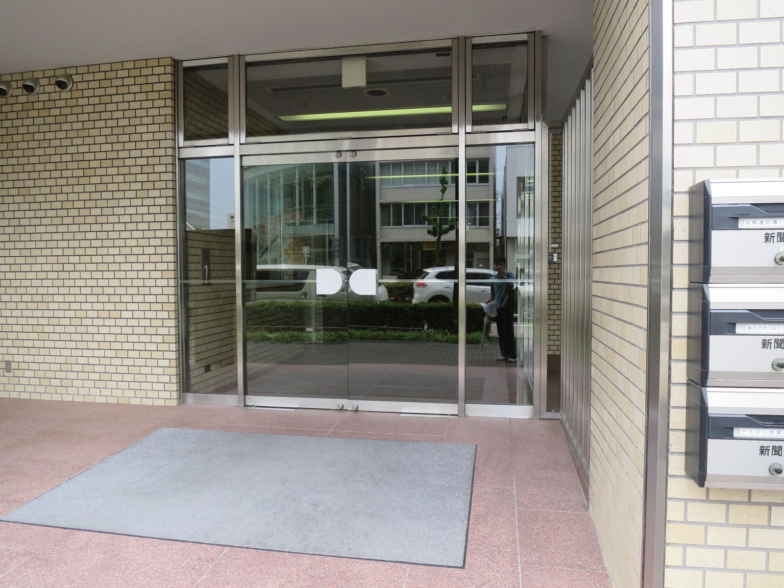 オフィスビル出入口