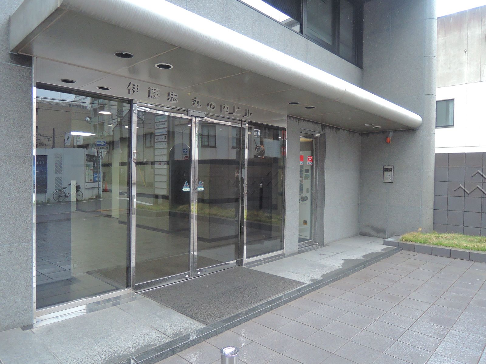 オフィスビル出入口