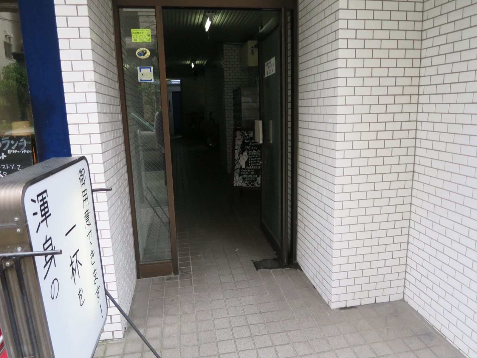オフィスビル出入り口