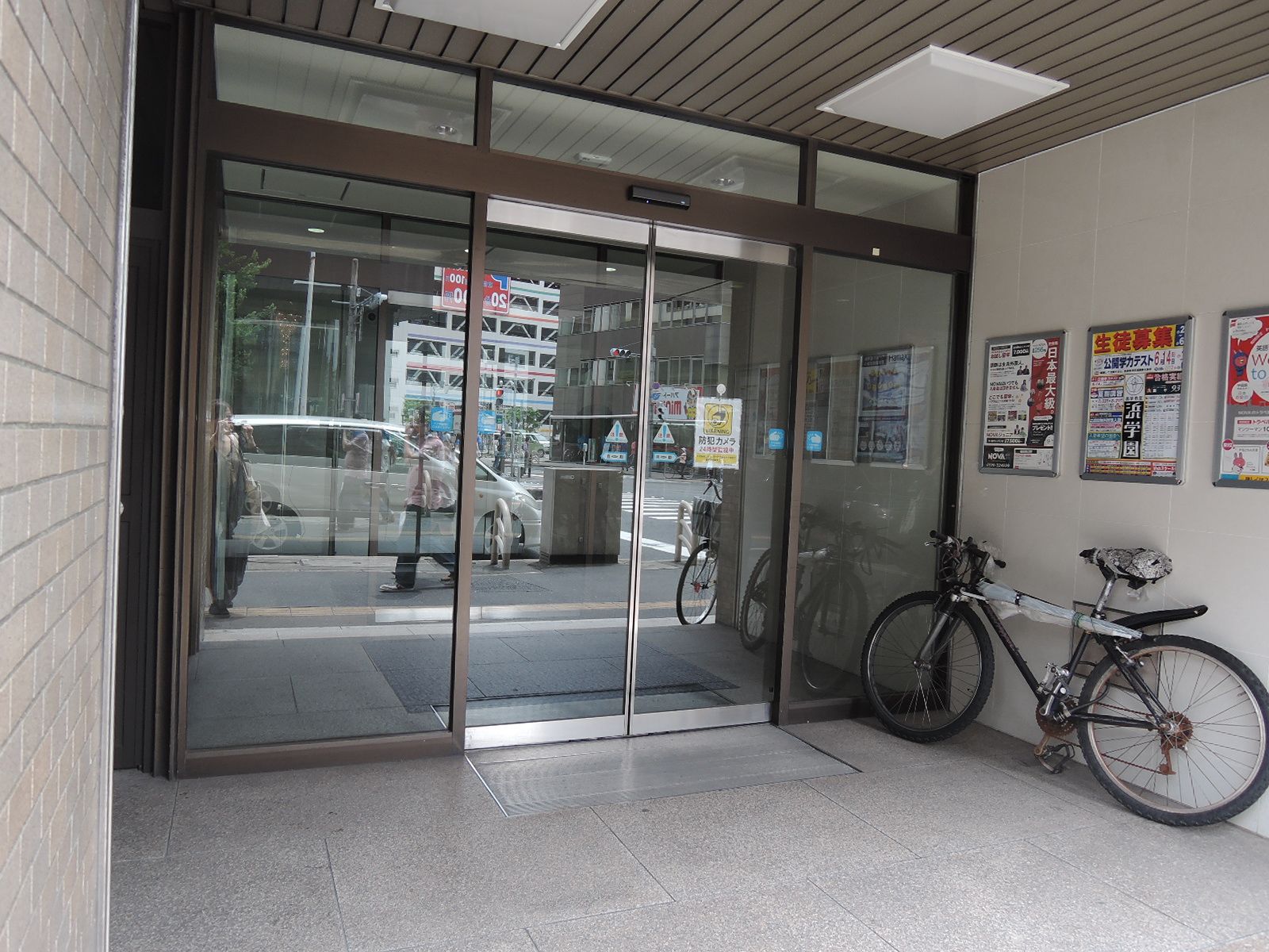 オフィスビル出入口
