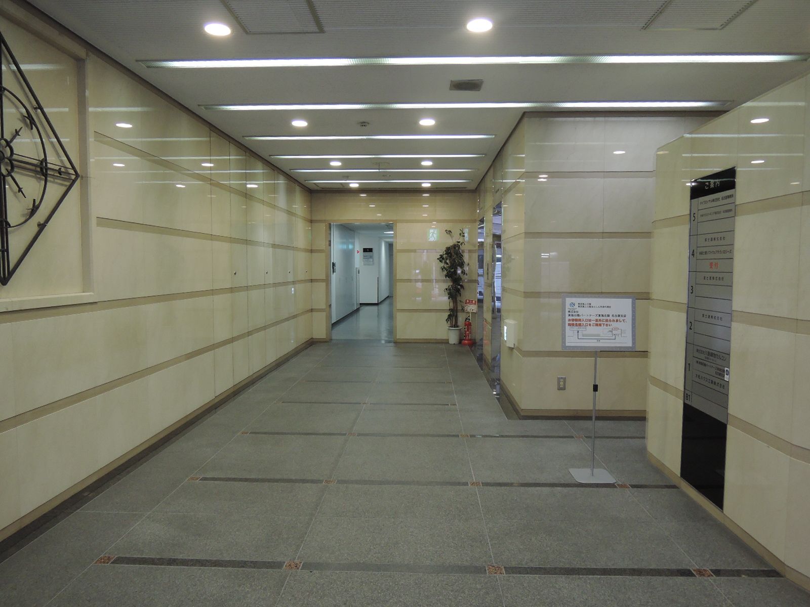 明るいエントランスホール