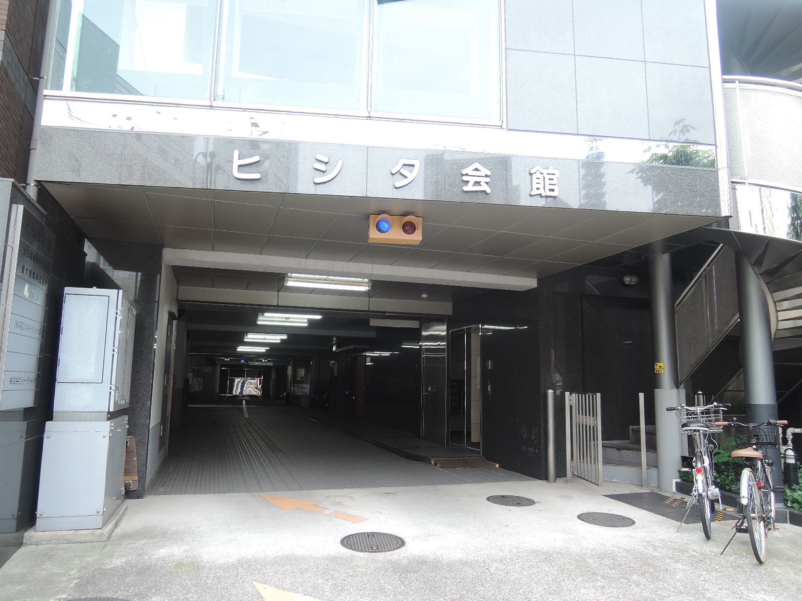 オフィスビル出入口