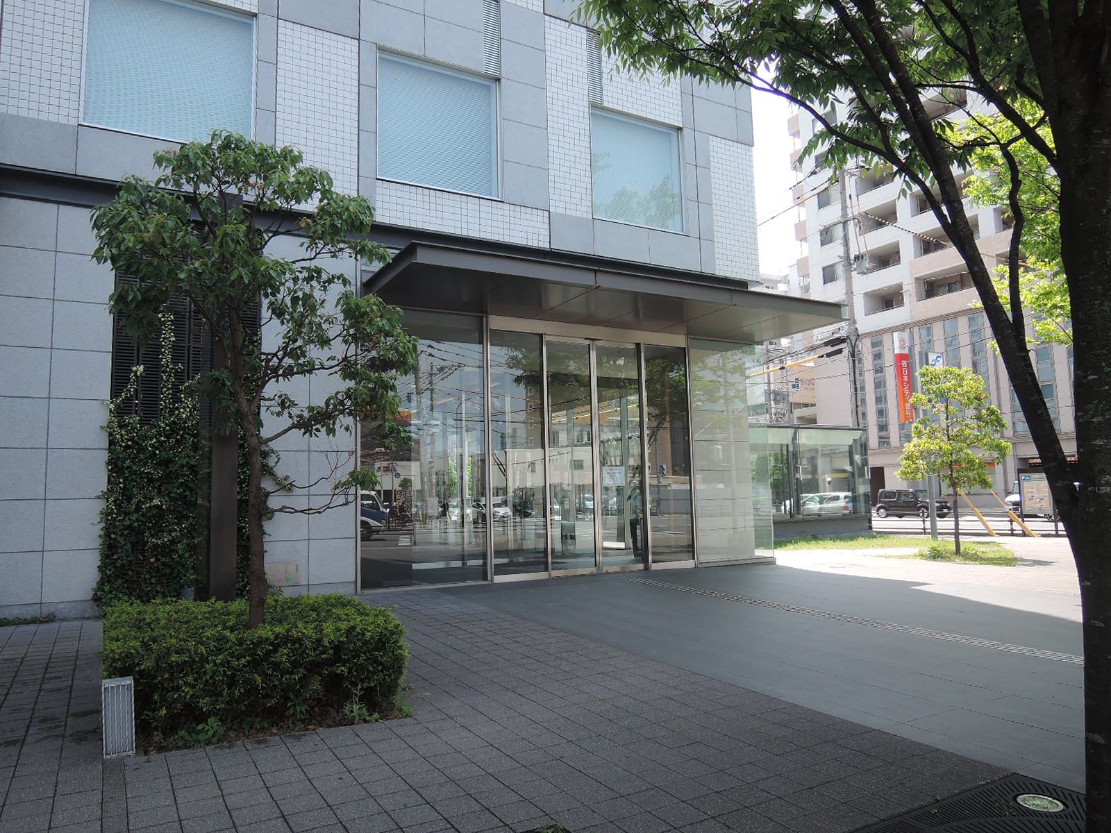 オフィスビル出入口