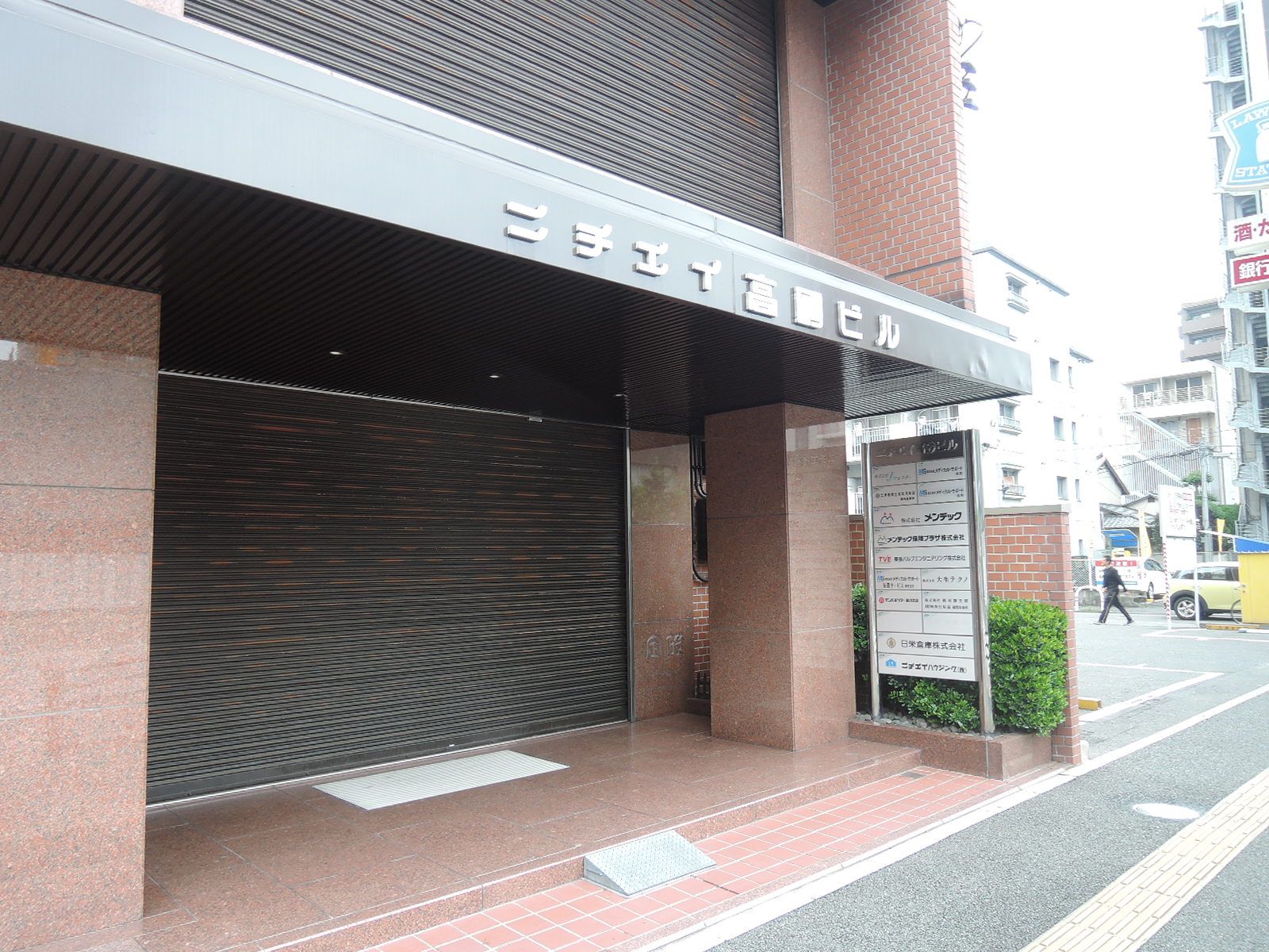 オフィスビル出入口