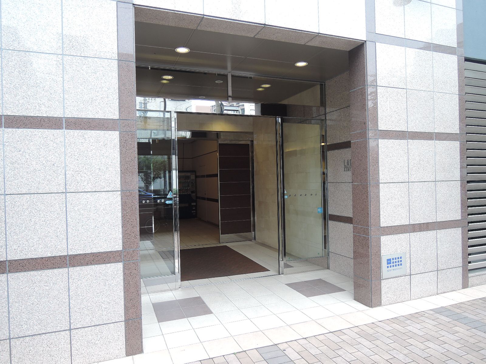 オフィスビル入口