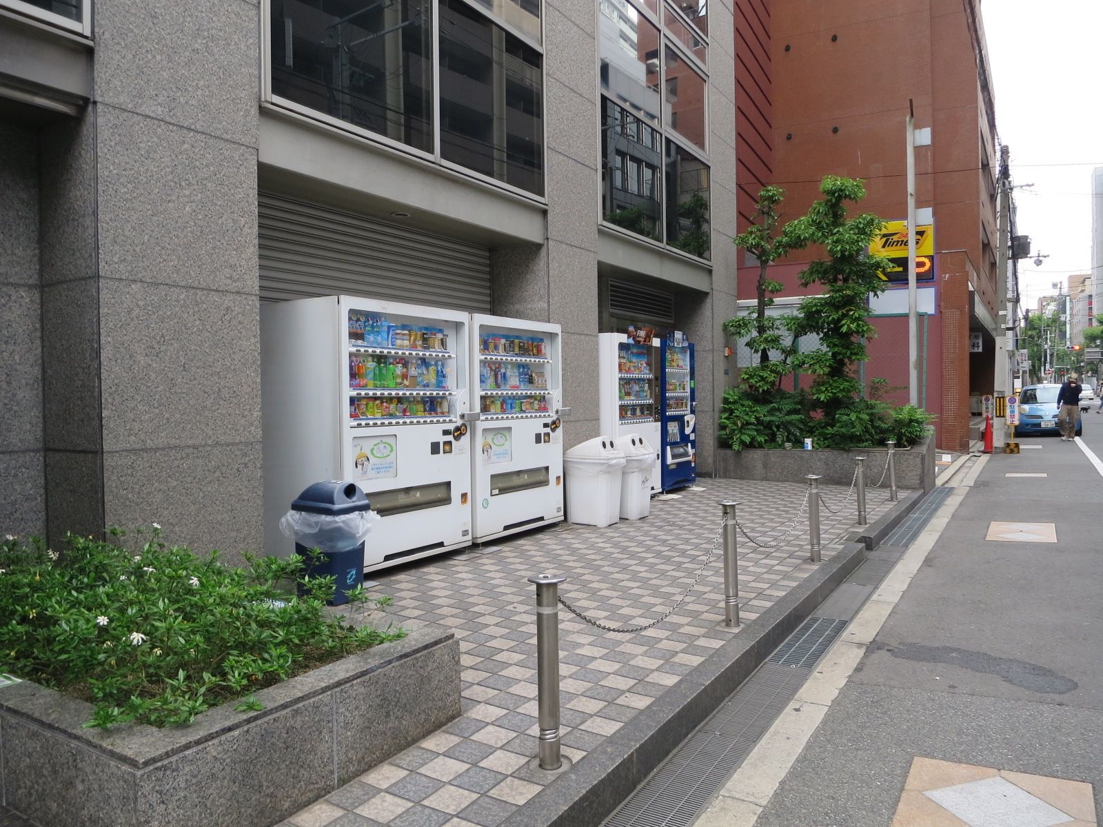 北浜センタービル敷地内に自販機あり