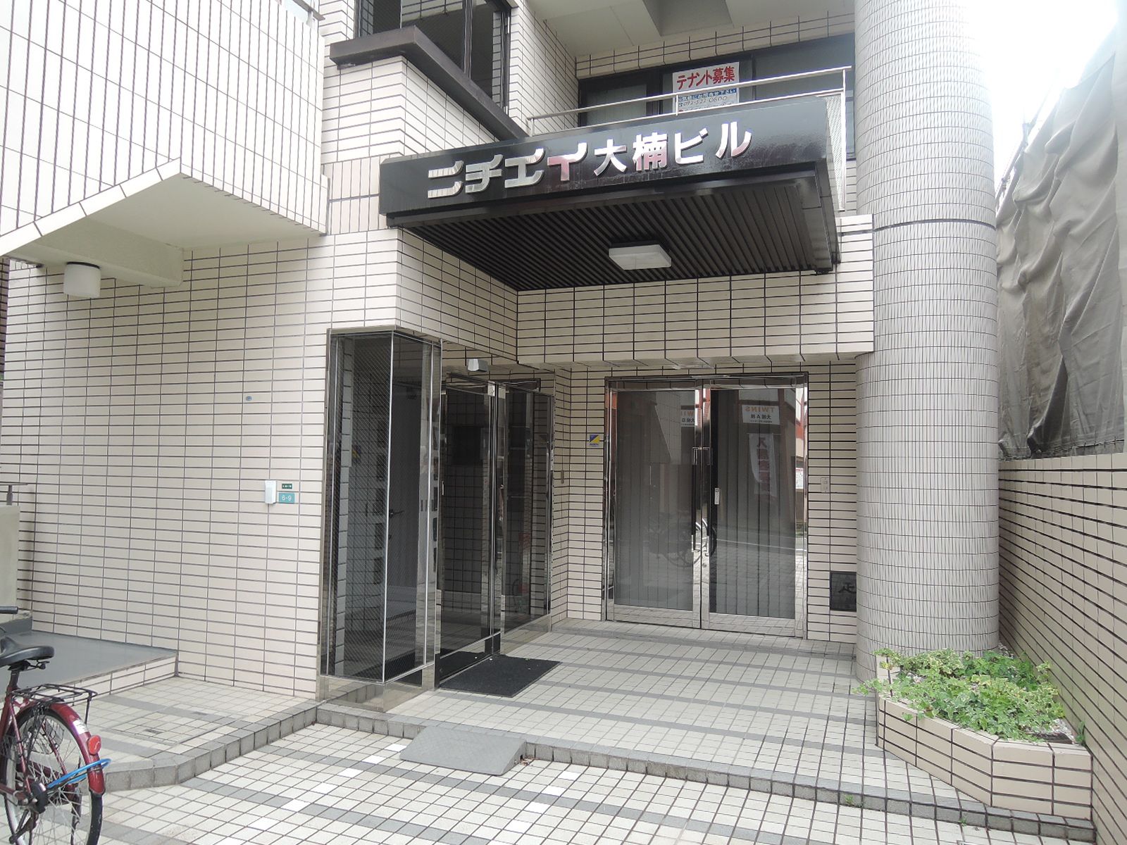 オフィスビル出入口