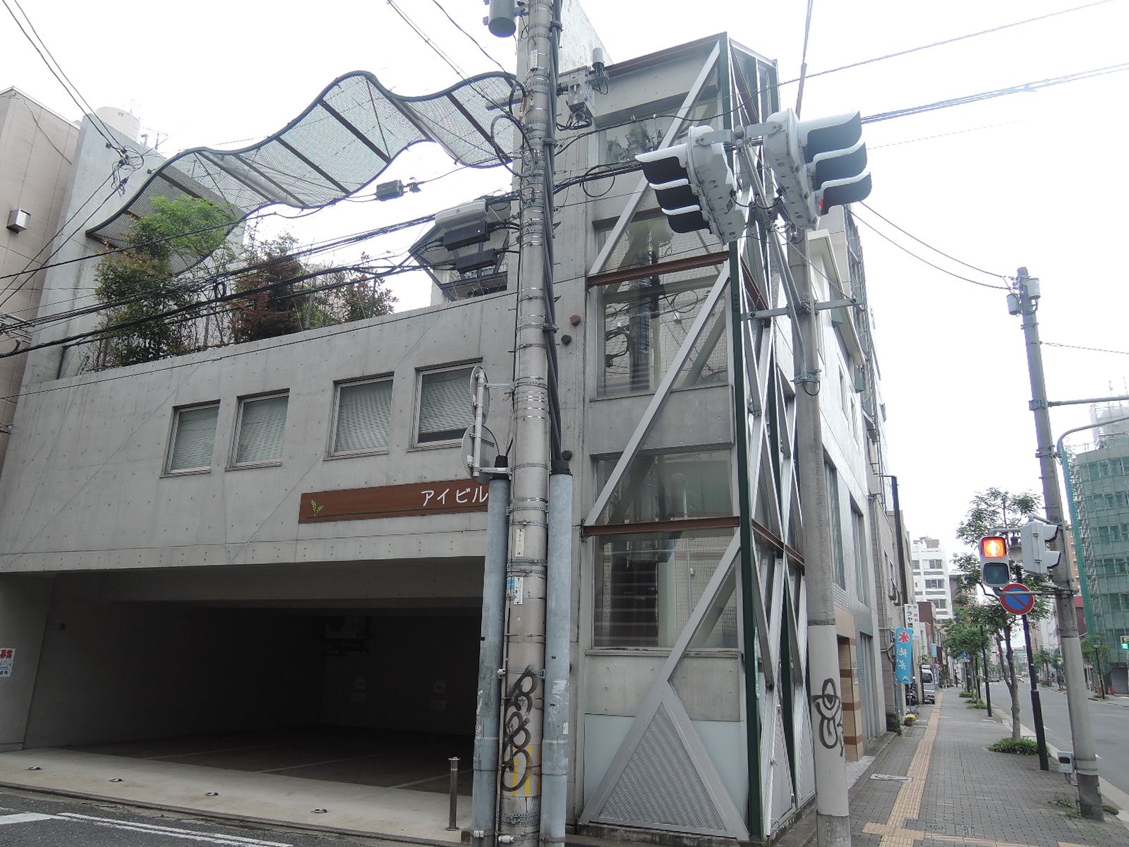 交差点角地に存在