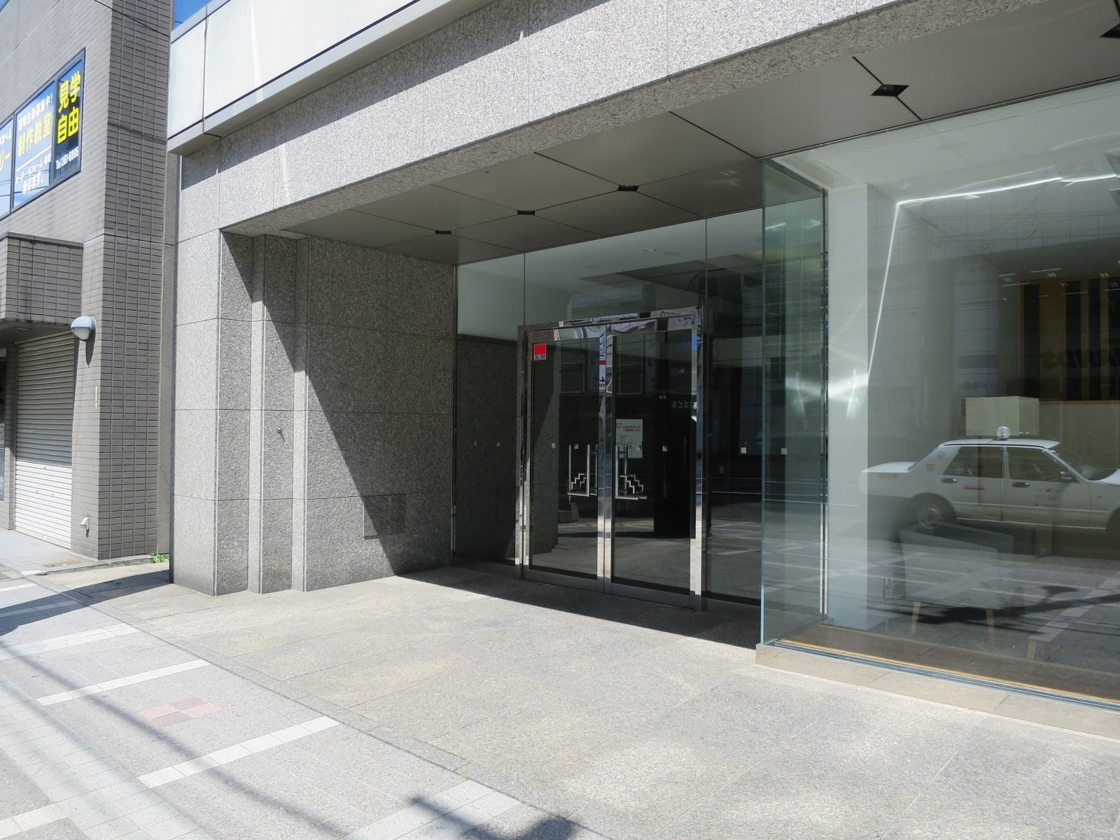 オフィスビル出入口