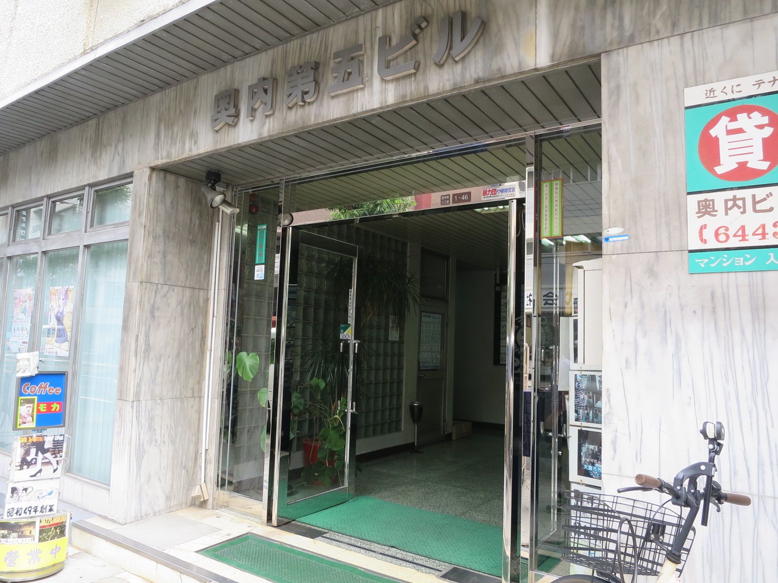 オフィスビル出入口