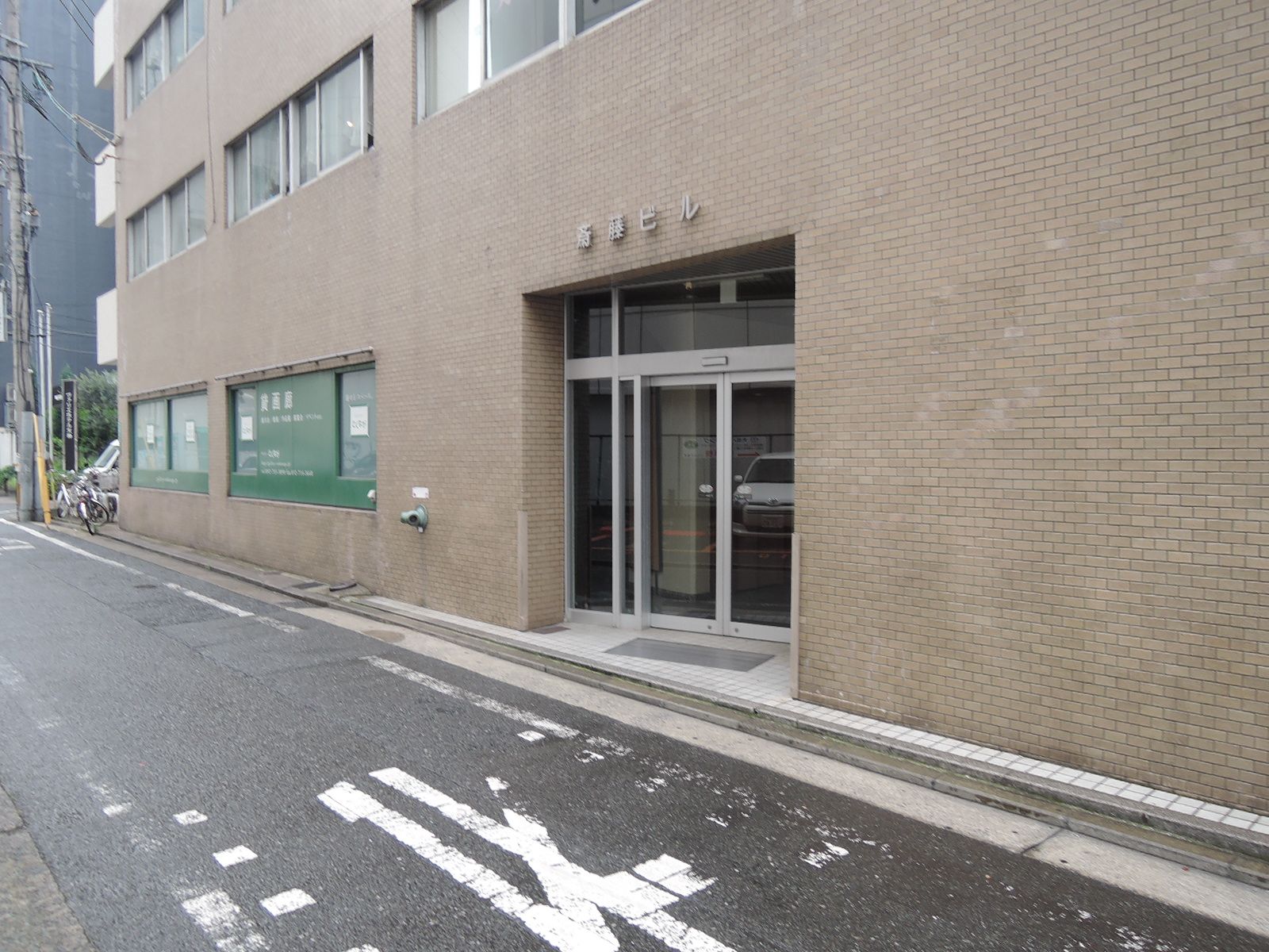 エントランスはビルの側面に位置