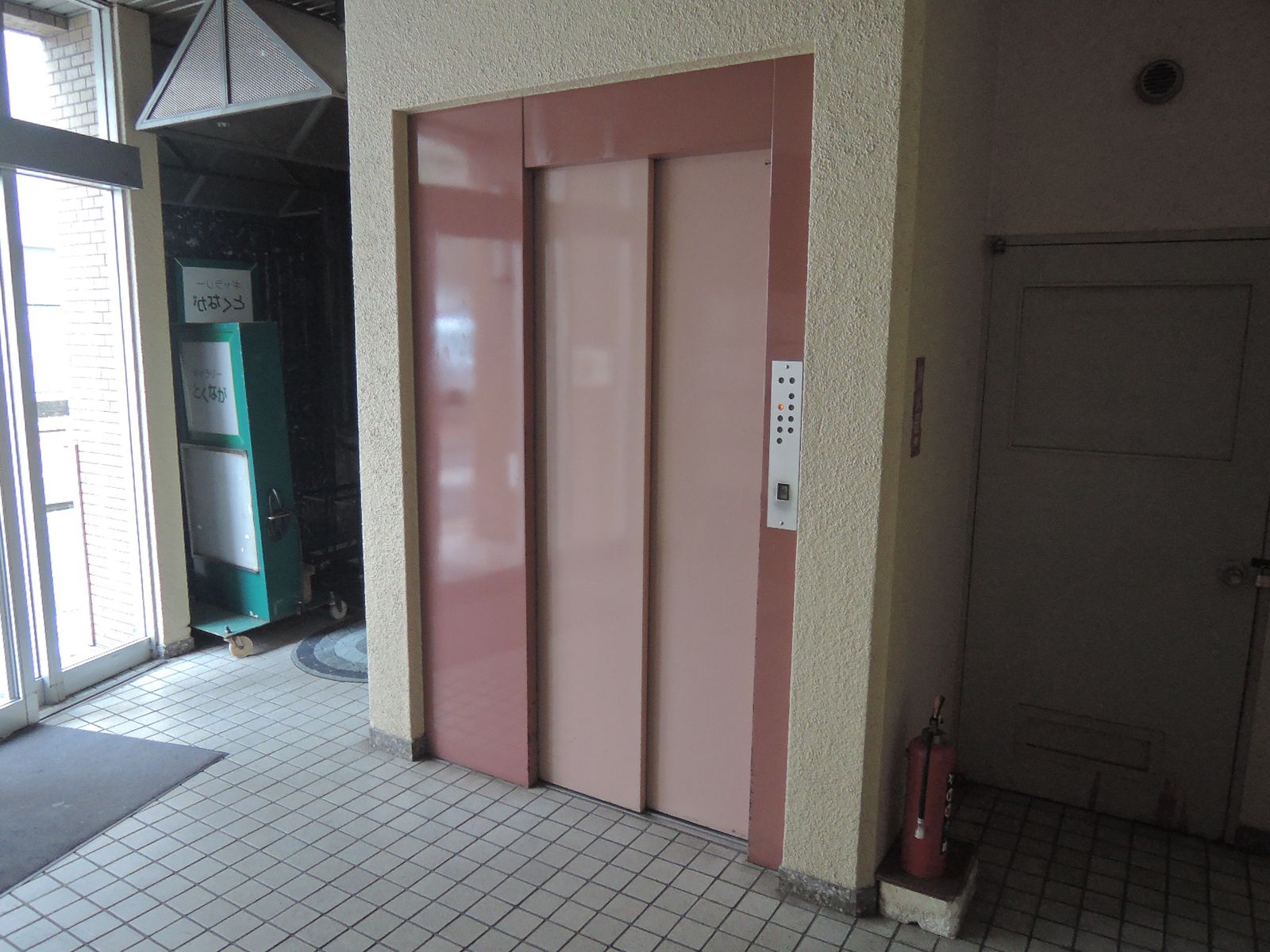 エレベーターは1基