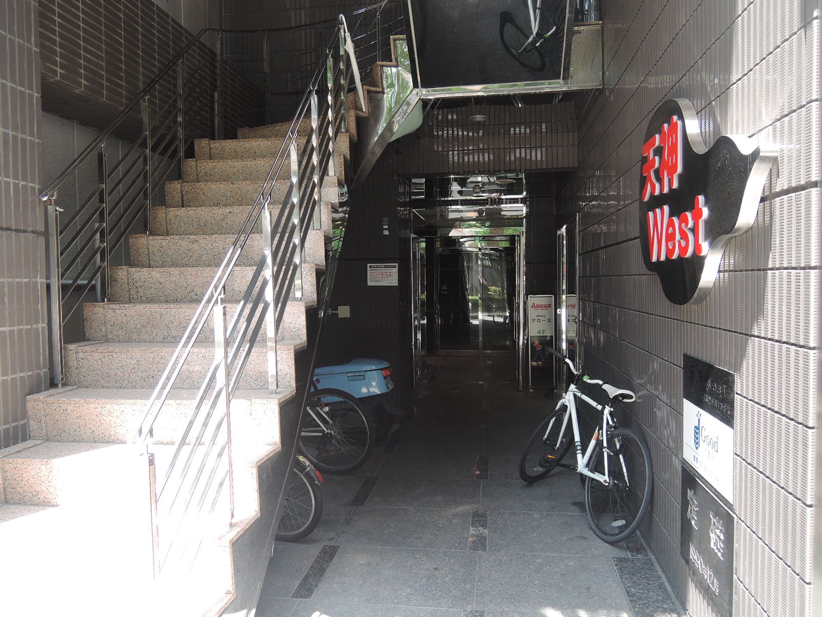 ビル玄関前