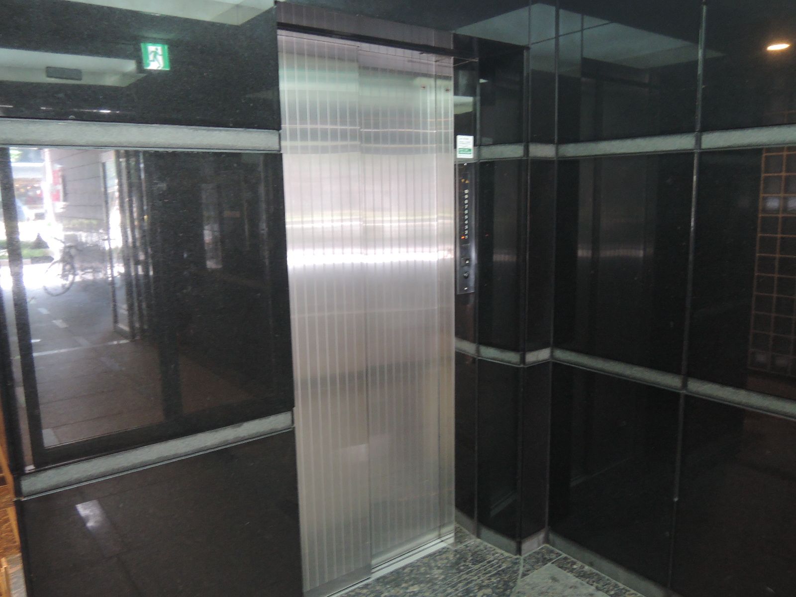 エレベーター前