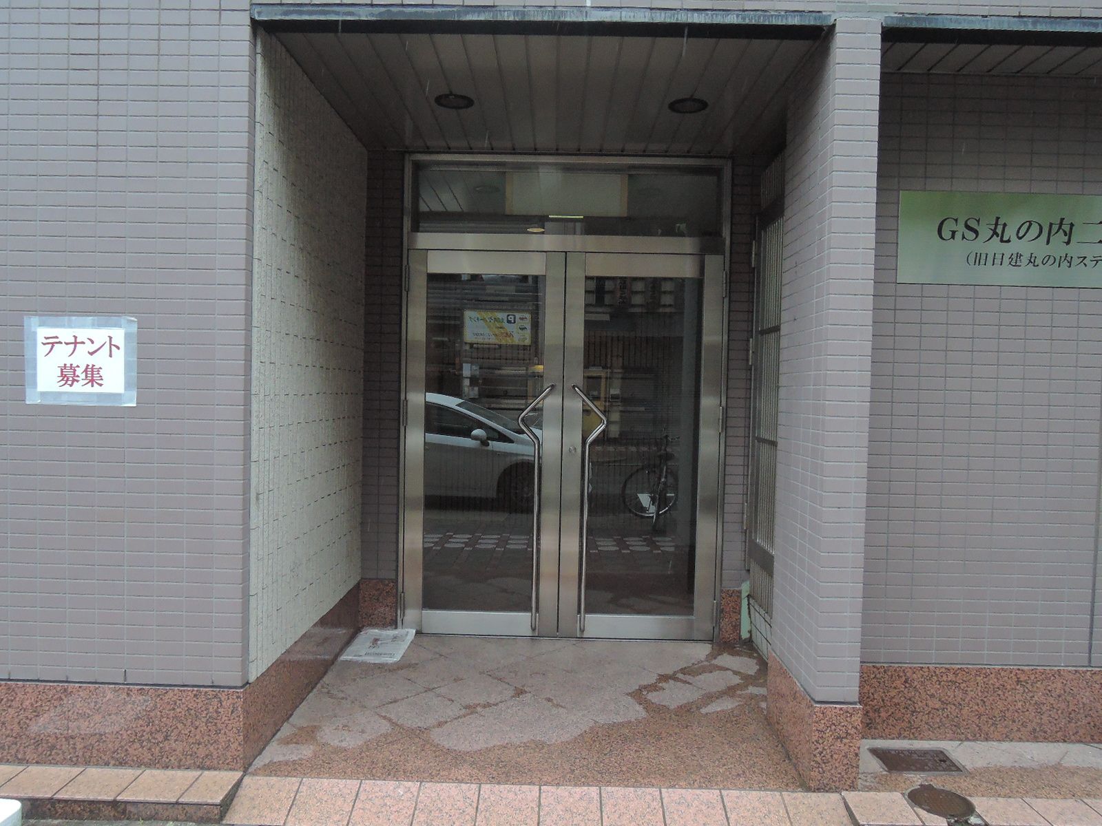 オフィスビル出入口