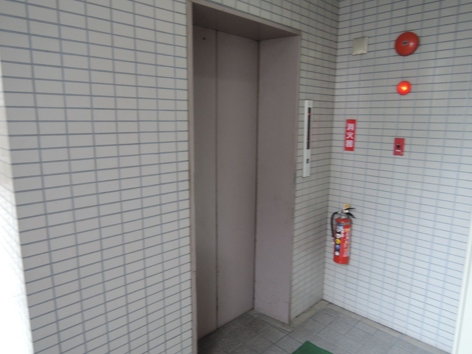 エレベーター前