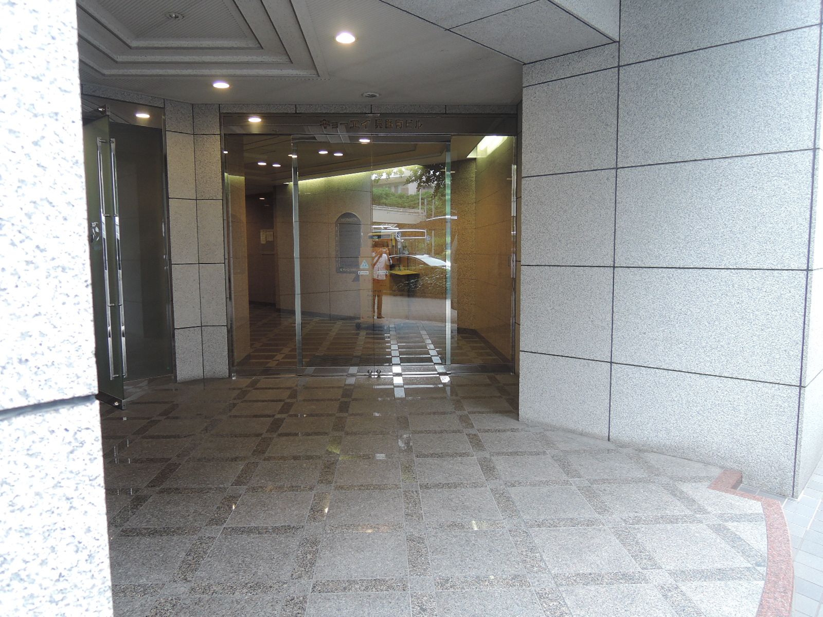 オフィスビル出入口