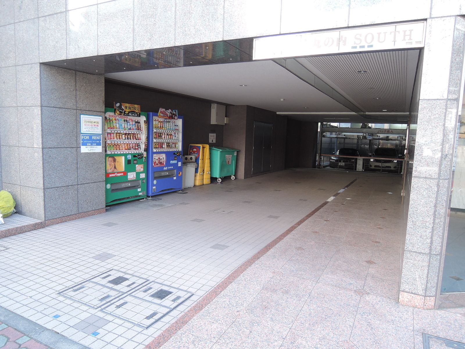 駐車場、自動販売機も充実