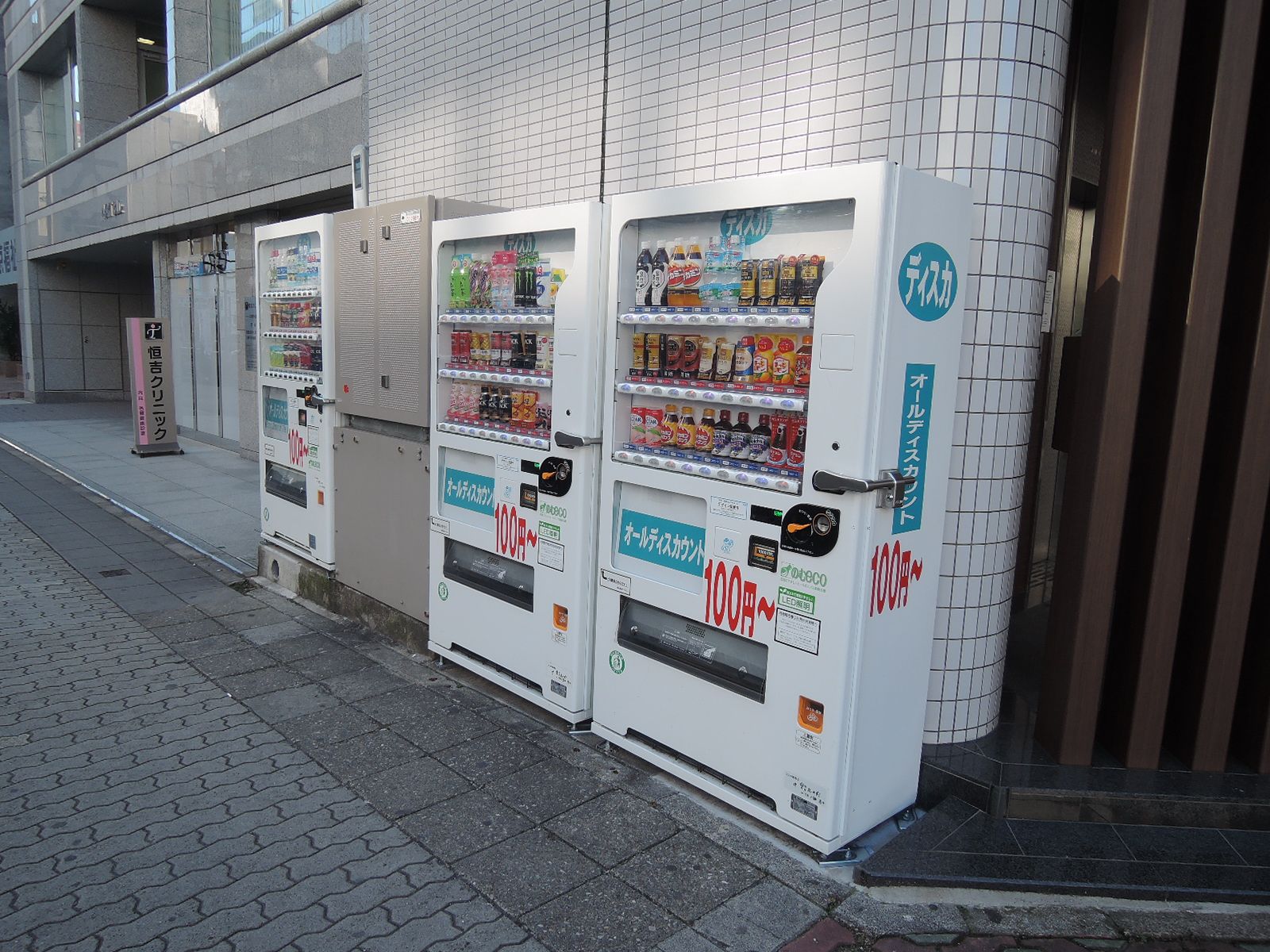ビルの横には自動販売機が充実