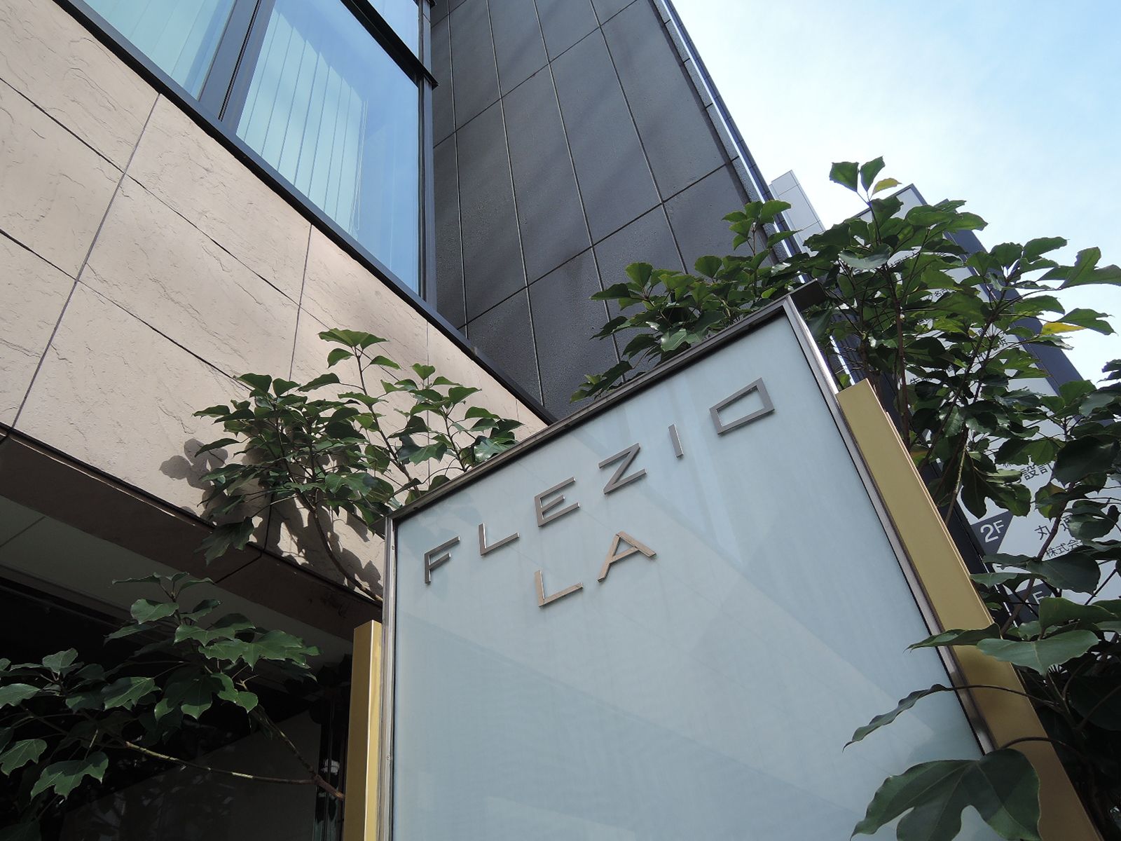 ネームプレート：FLEZIO LA