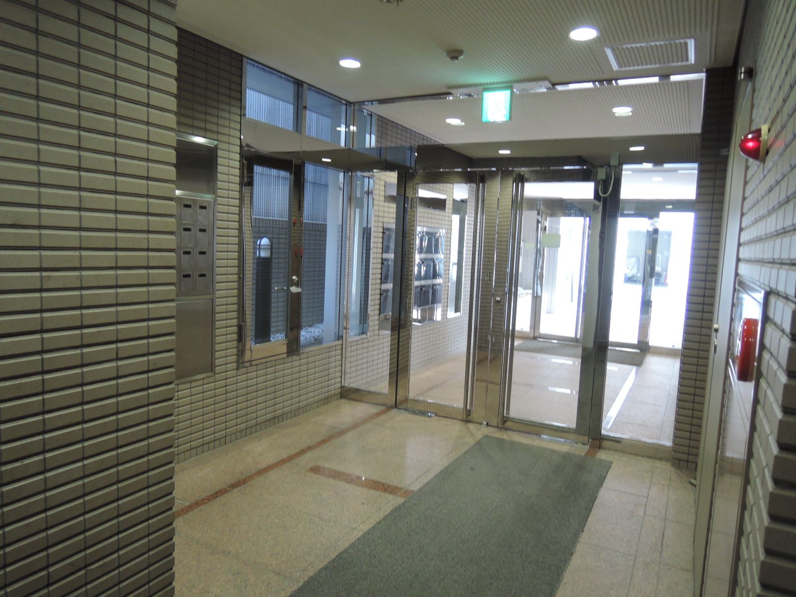 オフィスビルエントランス