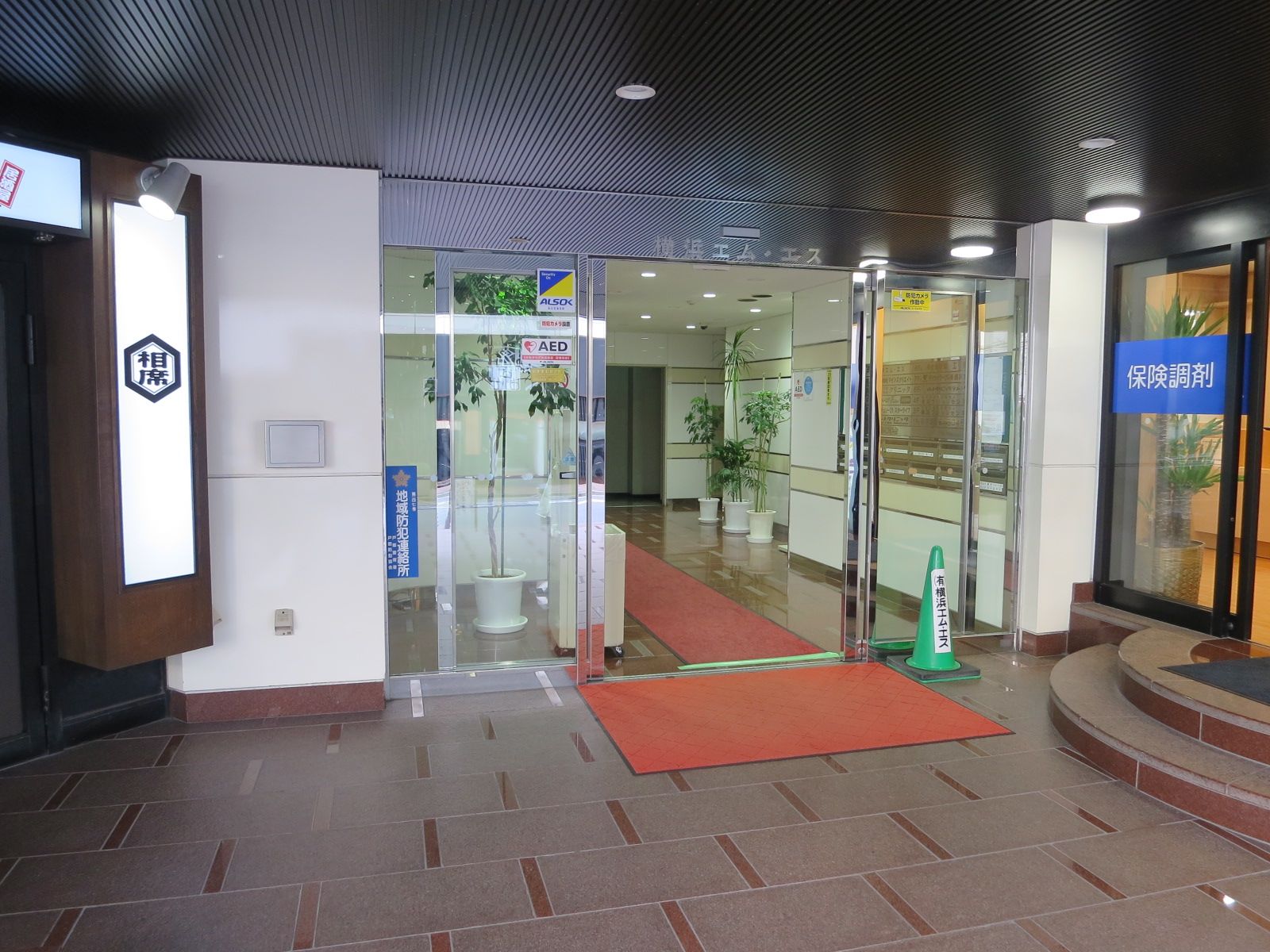 横浜エムエスビル入り口