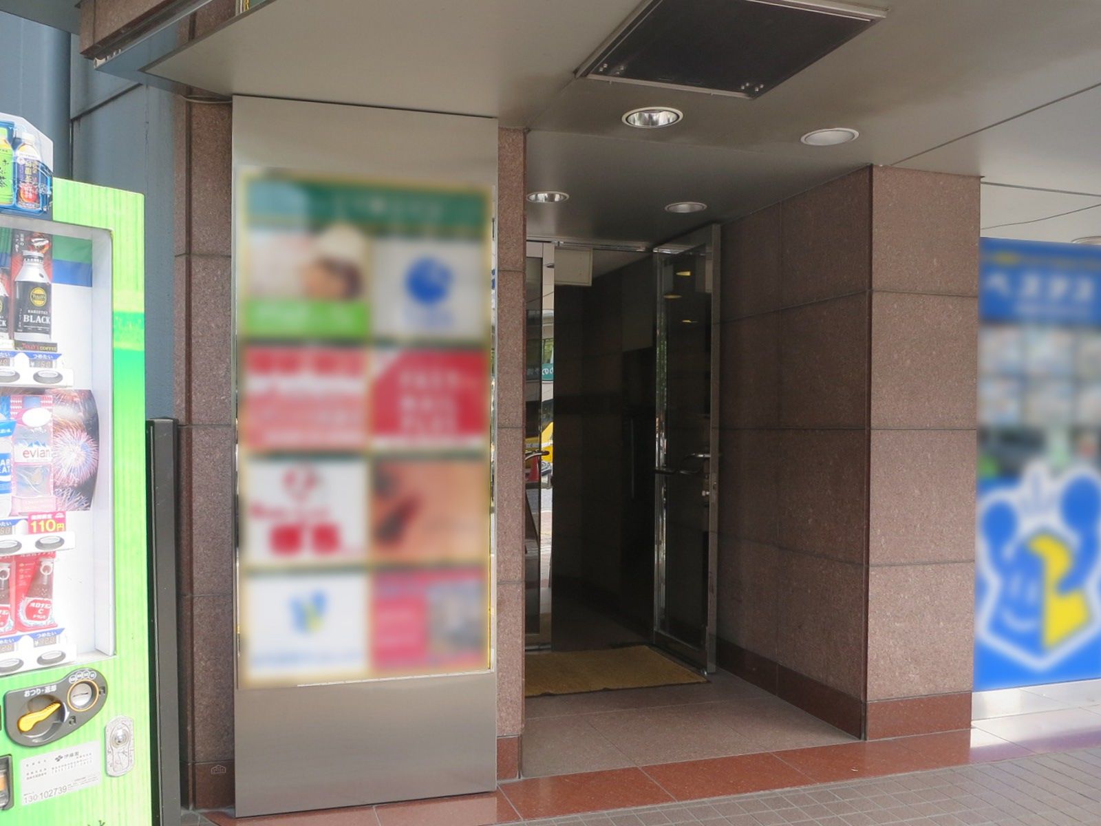 オフィスビル出入口