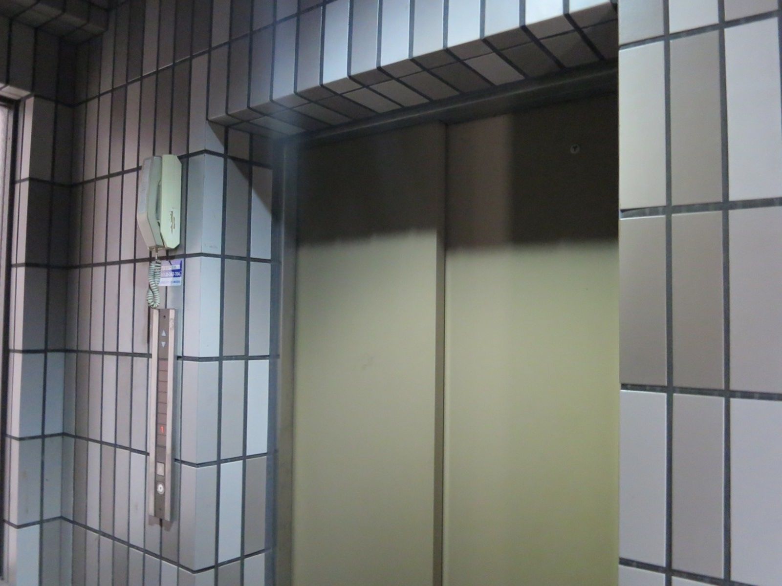 エレベーター１基