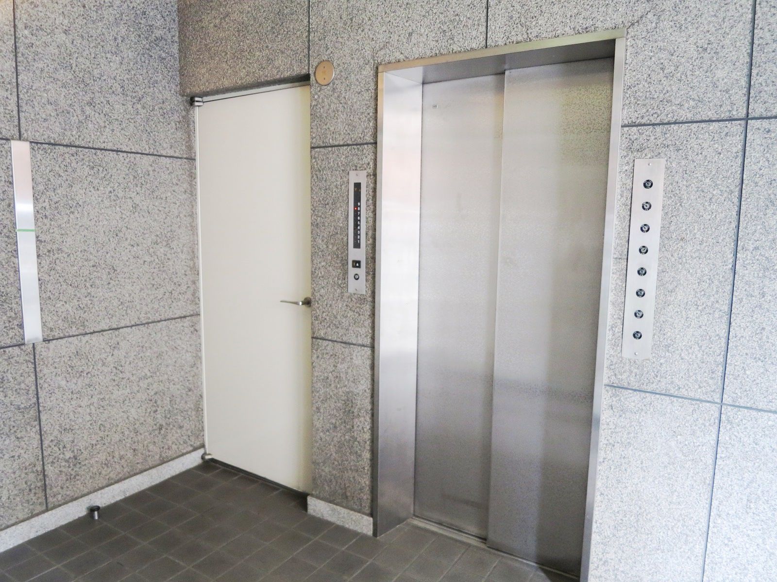 エレベーター前