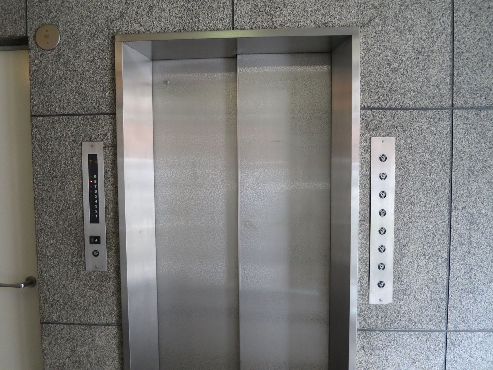 エレベーター1基