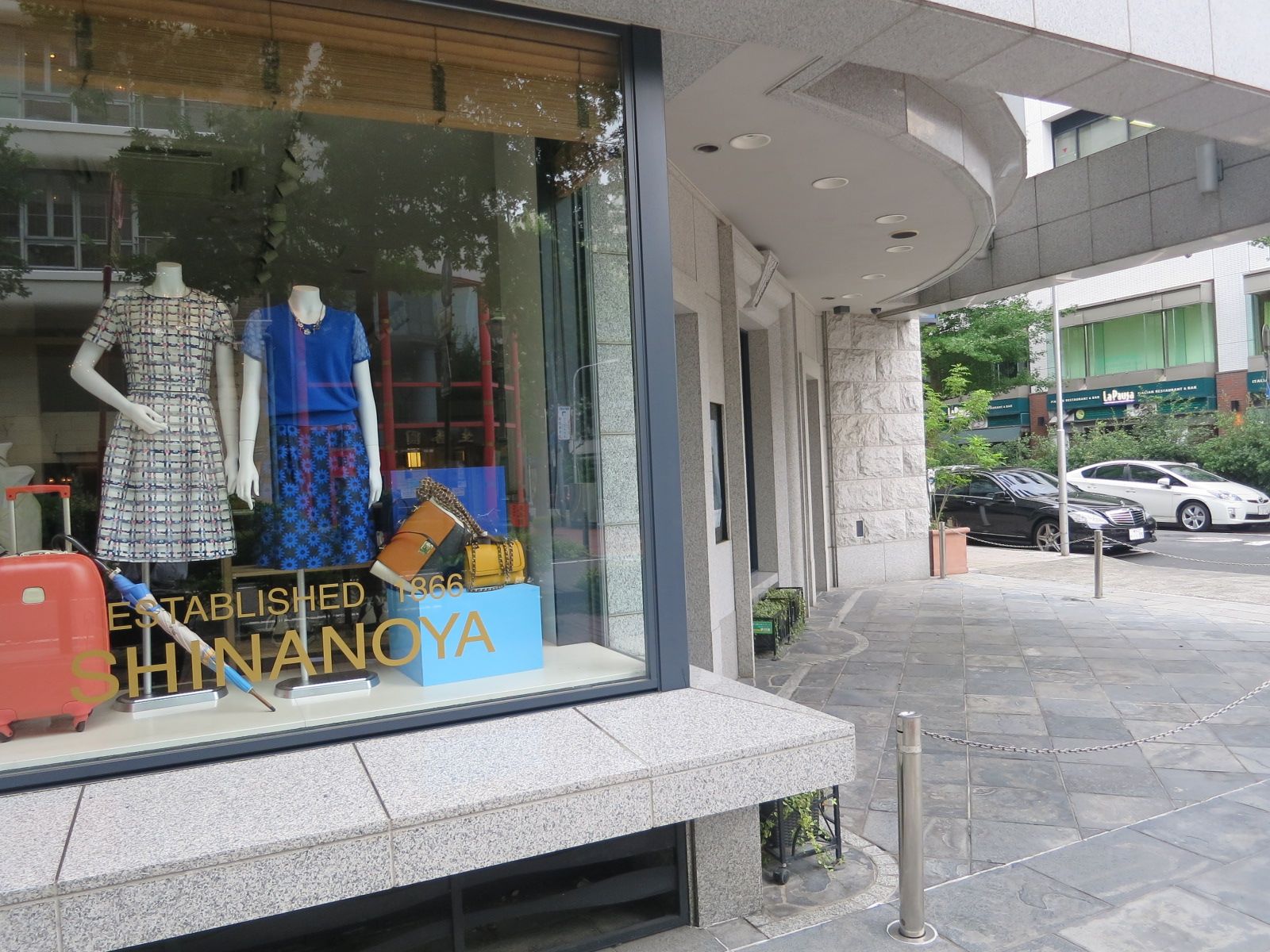 1階テナント:衣料品店