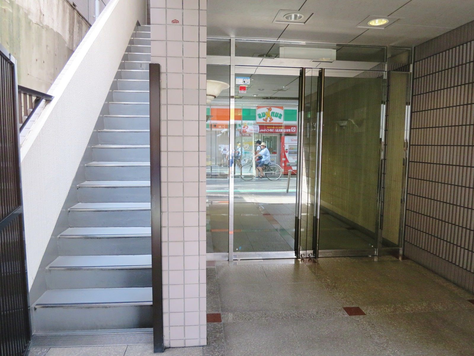 オフィスビル出入り口