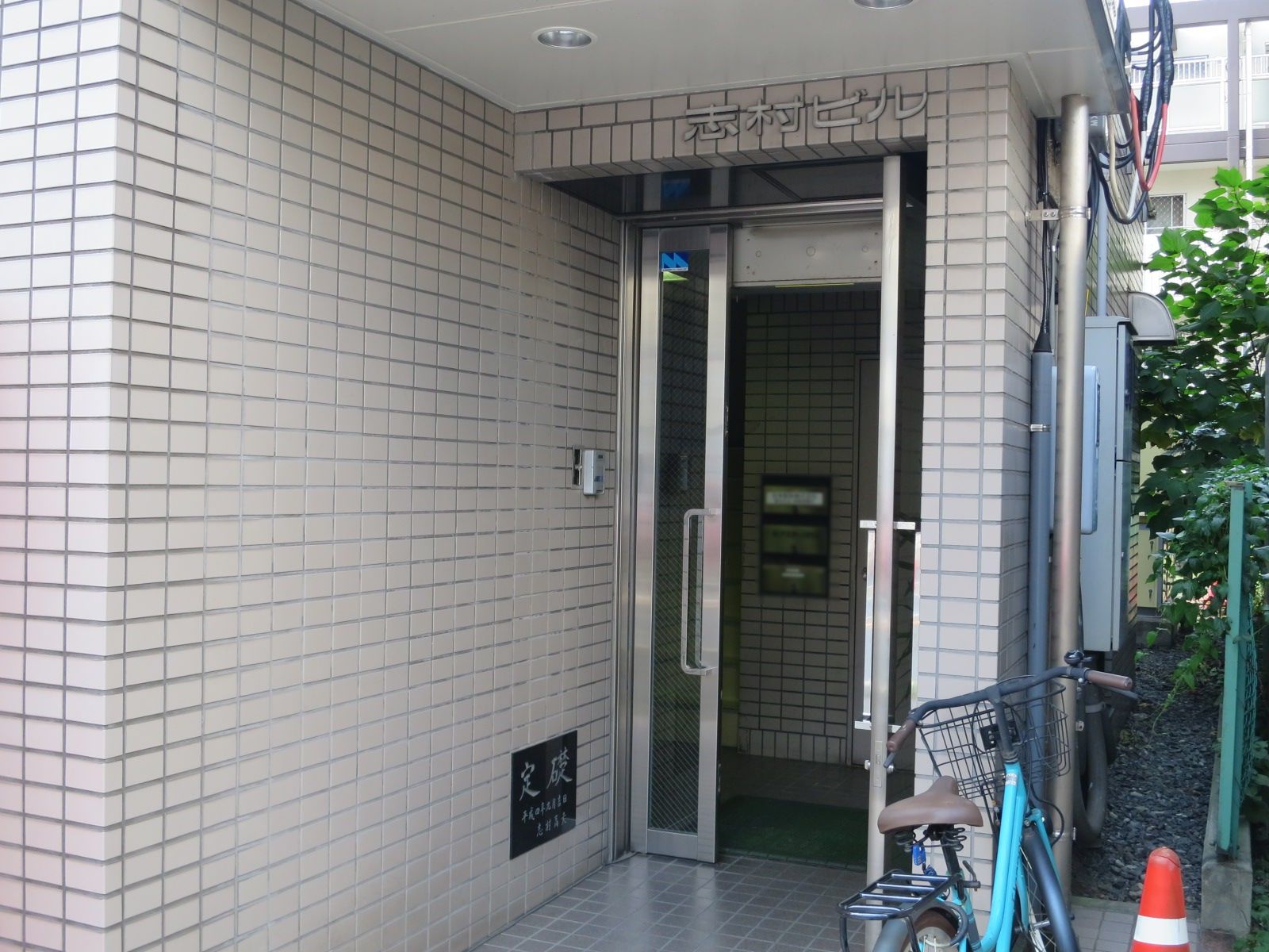 オフィスビルエントランス