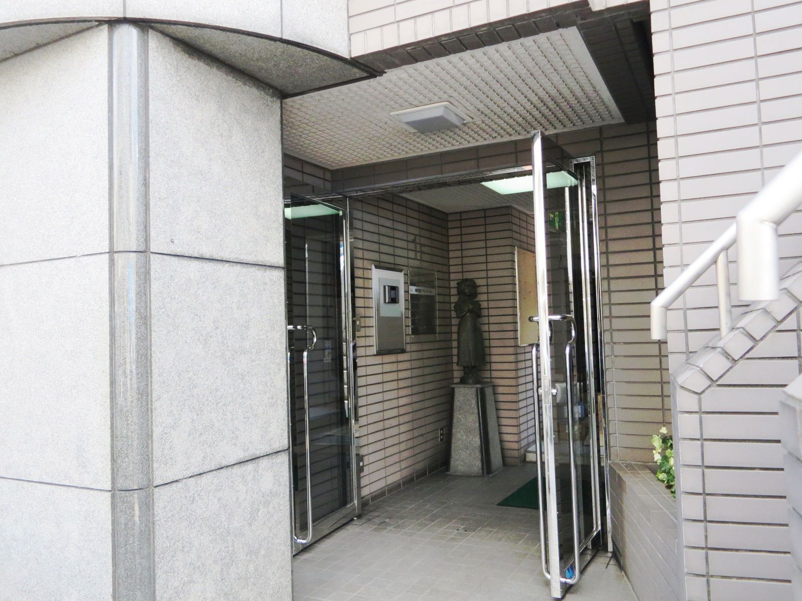 オフィスビル出入り口