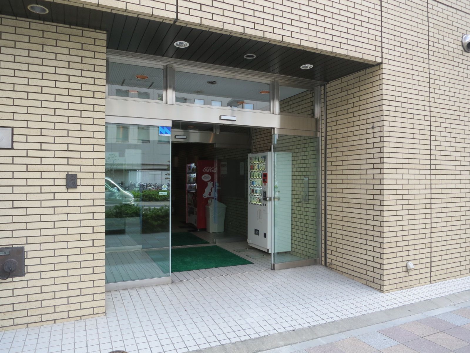 オフィスビル出入口