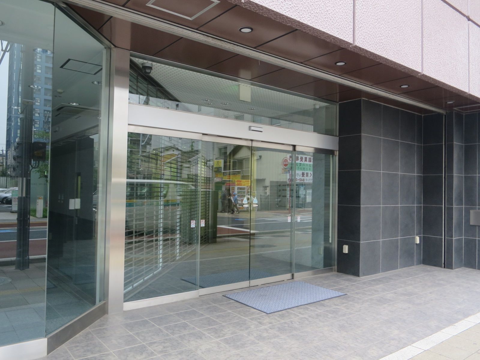 オフィスビル出入口