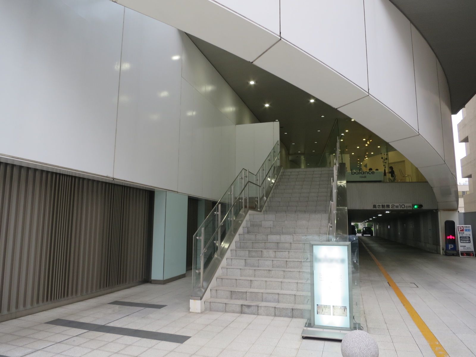 オフィスビル1階の雰囲気