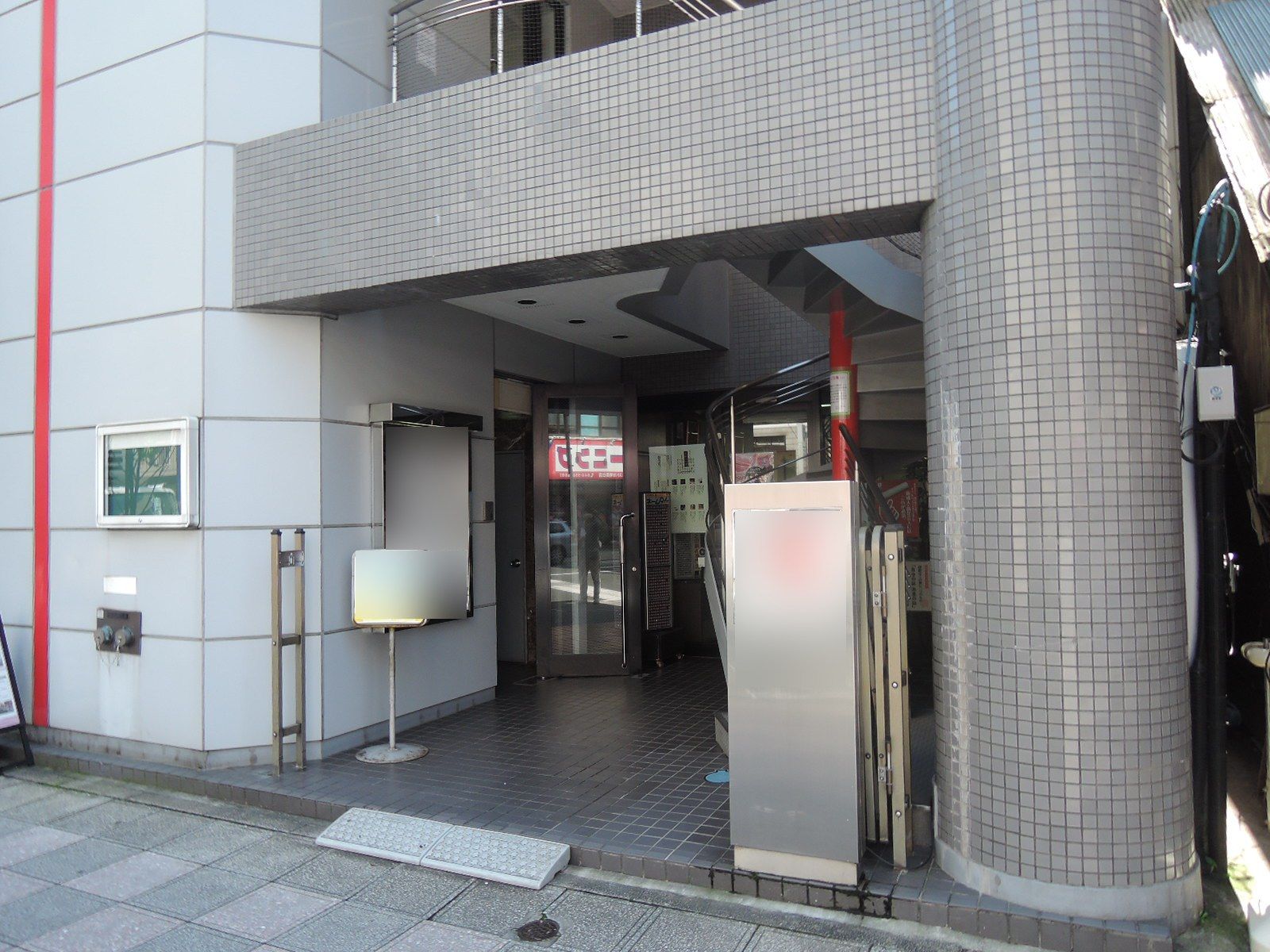 オフィスビル出入口