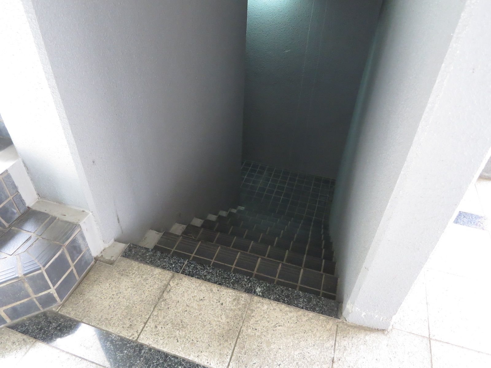地下1階階段