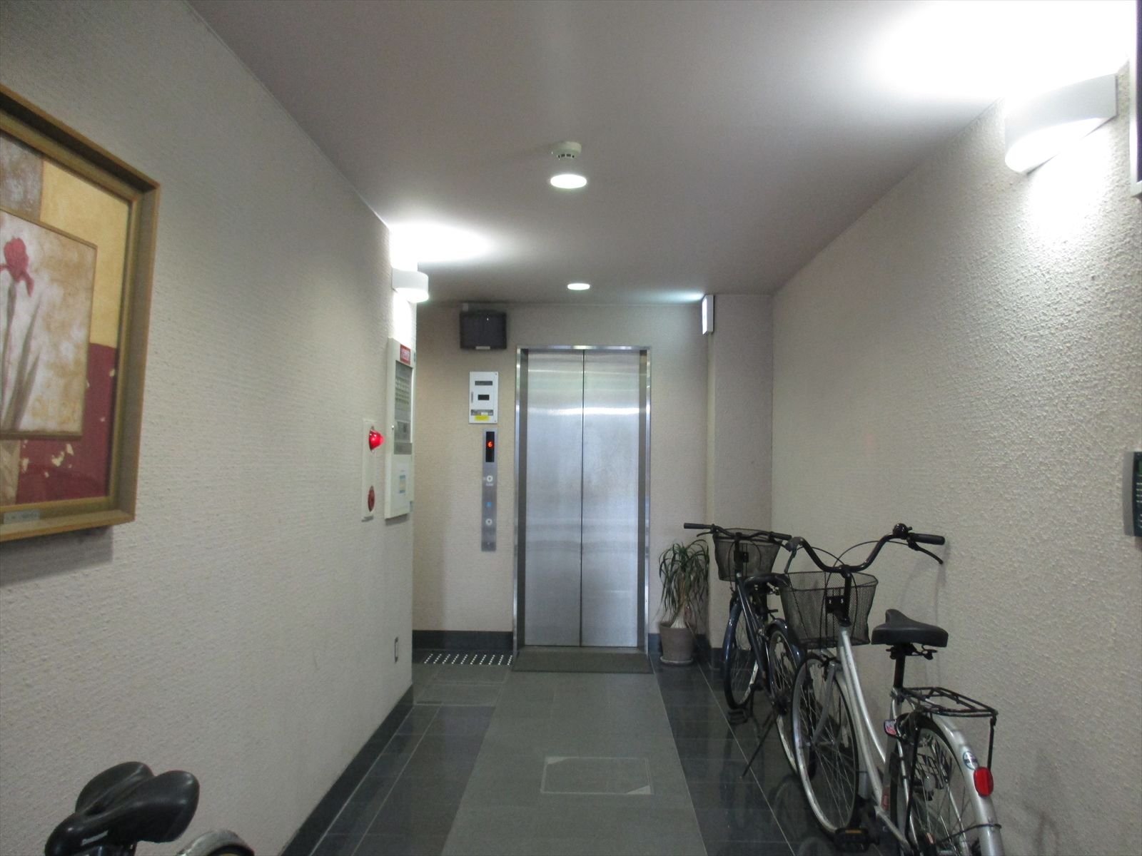 エレベーター前