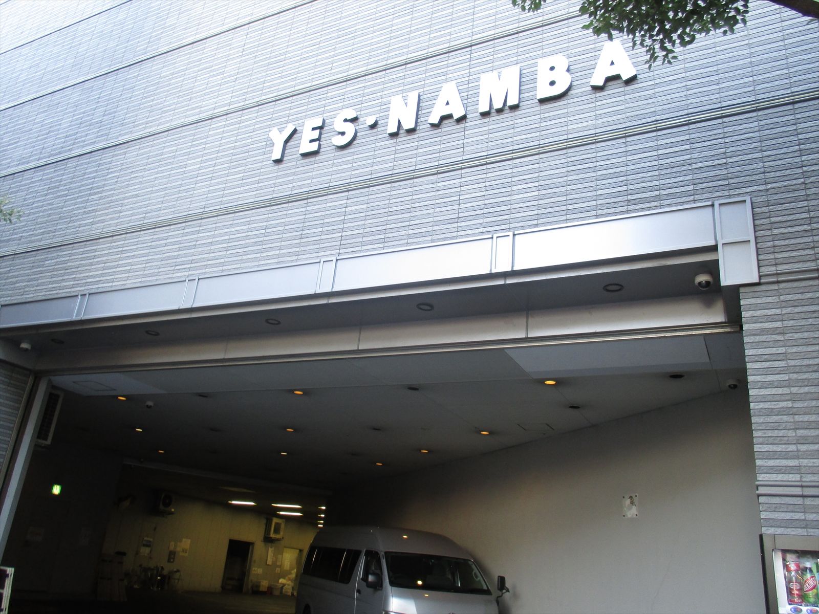 ネームプレート：YES・NAMBAビル