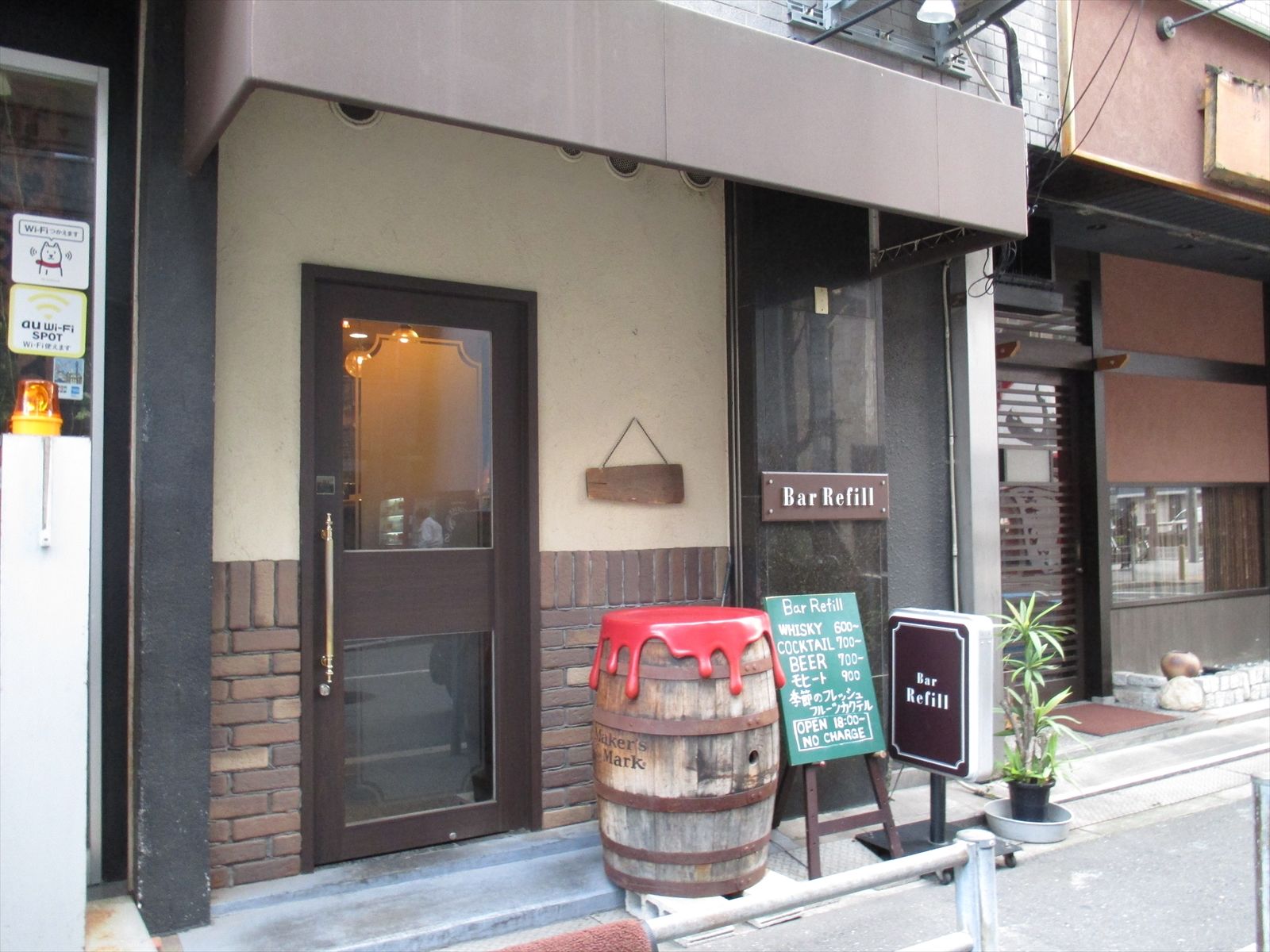 1階に飲食テナントあり